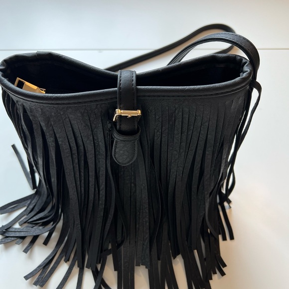 [SOLD] Fringe bucket bag - Picture 2 of 4